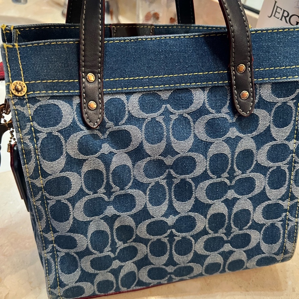 Field Tote

Length: 8.75"
Height: 6.25"
Width: 4.25"